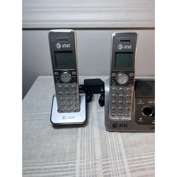 AT&T CL82301 1.9 GHz Trio Handsets Single Line Cordless Phone 3 Handsets + Base - Picture 2 of 6